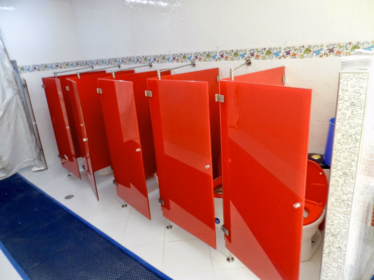 DIVISIONES DE BAÑO PARA CENTRO COMERCIAL EN ACERO INOXIDABLE