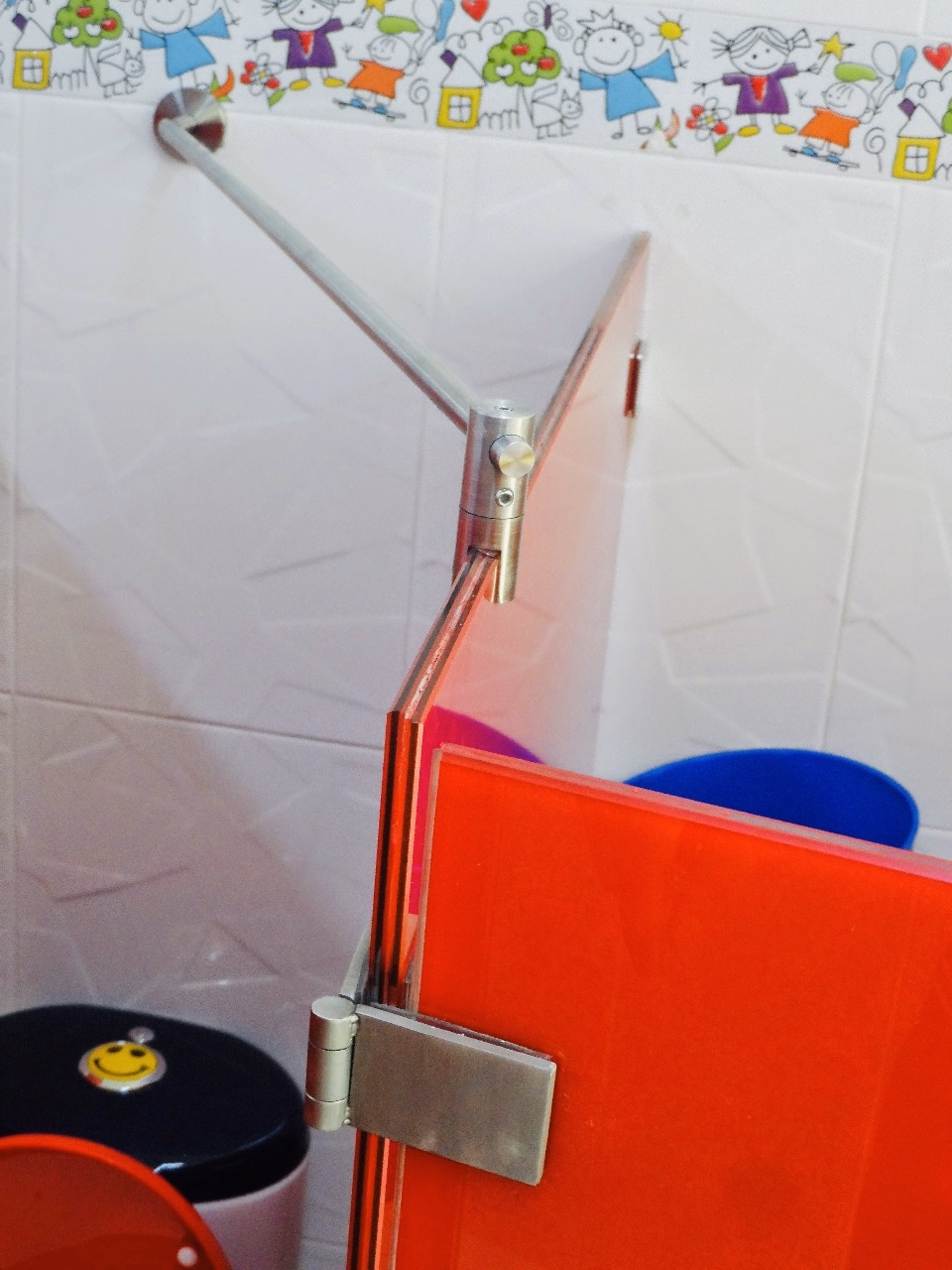 DIVISIONES DE BAÑO PARA CENTRO COMERCIAL EN ACERO INOXIDABLE