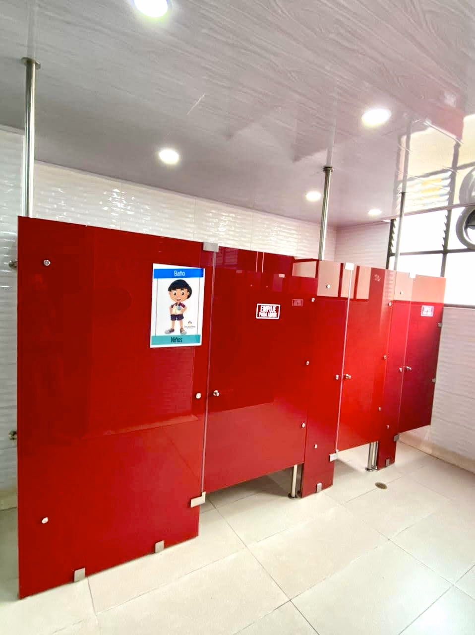 DIVISIONES DE BAÑO PARA CENTRO COMERCIAL EN ACERO INOXIDABLE