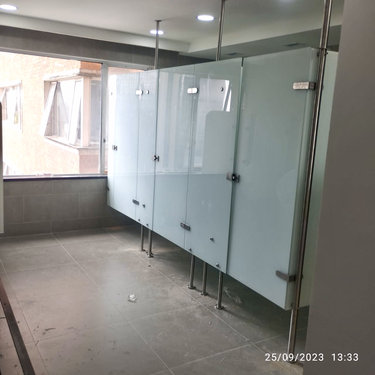 DIVISIONES DE BAÑO PARA CENTRO COMERCIAL EN ACERO INOXIDABLE