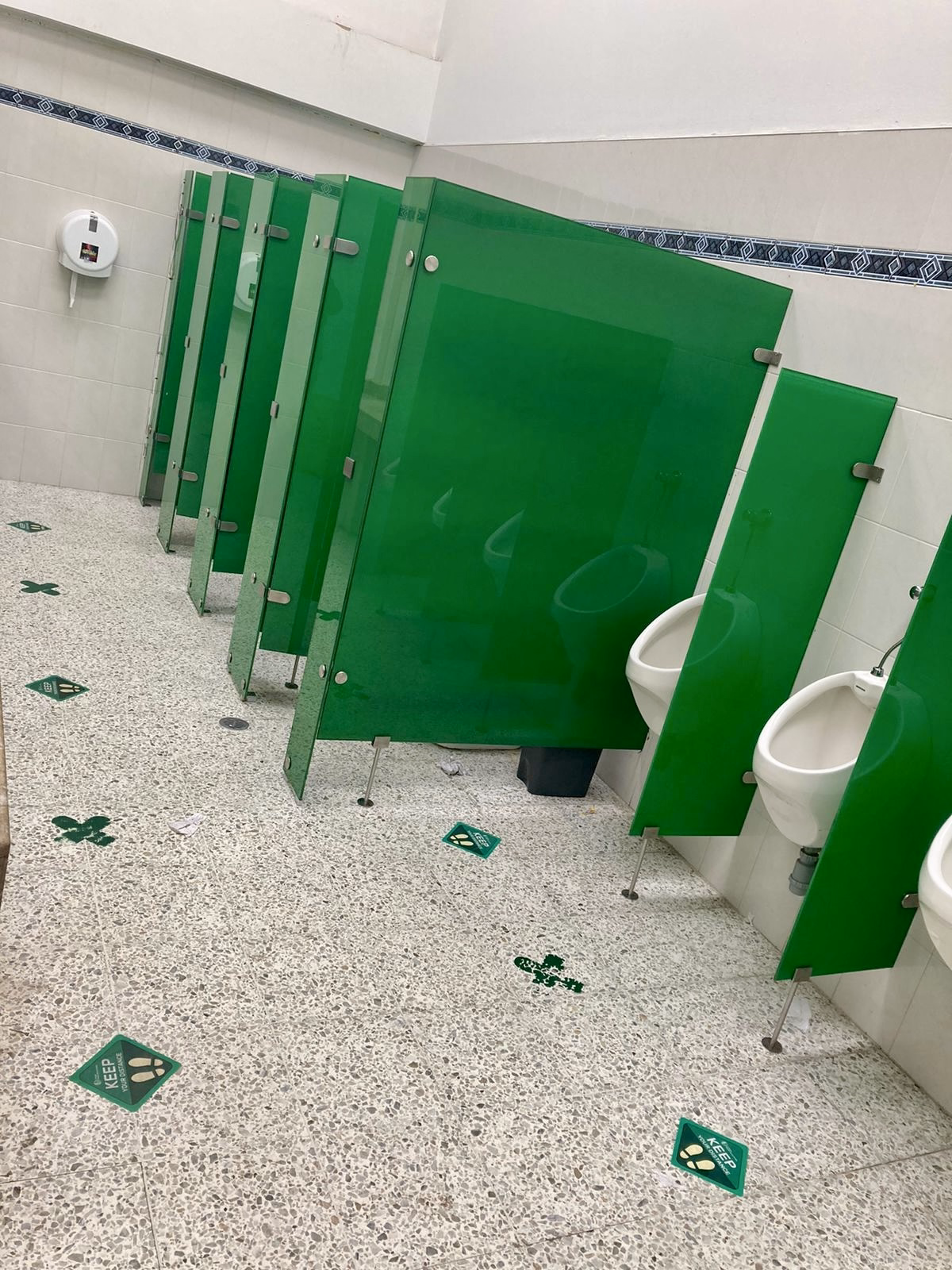 DIVISIONES DE BAÑO PARA CENTRO COMERCIAL EN ACERO INOXIDABLE