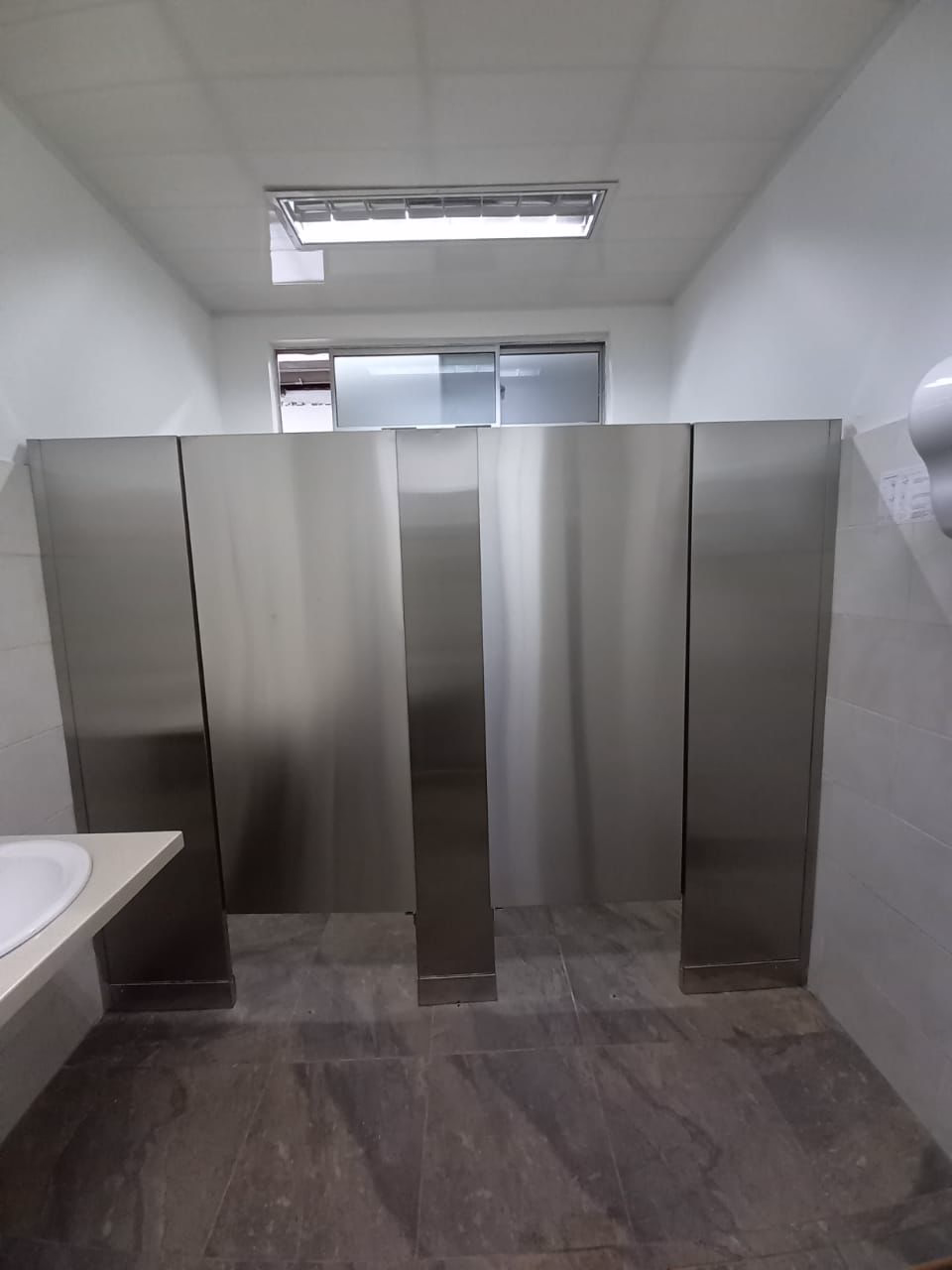 DIVISIONES DE BAÑO PARA CENTRO COMERCIAL EN ACERO INOXIDABLE